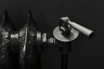 Radiateur ancien en fonte avec son robinet